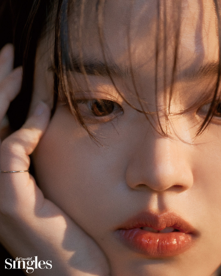 [서울=뉴시스] 김향기, 화보 촬영과 인터뷰 통해 드러낸 성숙미 2022.01.24 (사진=싱글즈 제공) photo@newsis.com*재판매 및 DB 금지 *재판매 및 DB 금지