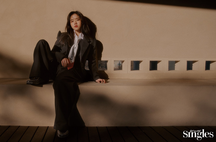 [서울=뉴시스] 김향기, 화보 촬영과 인터뷰 통해 드러낸 성숙미 2022.01.24 (사진=싱글즈 제공) photo@newsis.com*재판매 및 DB 금지 *재판매 및 DB 금지