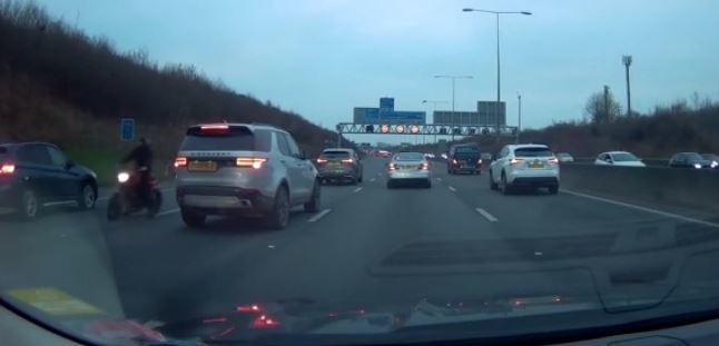 23일 영국 런던 M25 도로에서 오토바이가 역주행하고 있다. 출처:데일리 메일 *재판매 및 DB 금지