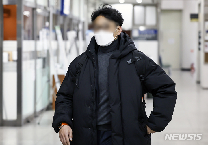 [서울=뉴시스] 조성우 기자 = 정민용 변호사가 지난 1월24일 오전 서울 서초구 서울중앙지방법원에서 열린 대장동 개발 특혜·비리 의혹 사건 공판에 출석하고 있다. (공동취재사진) 2022.01.24. photo@newsis.com