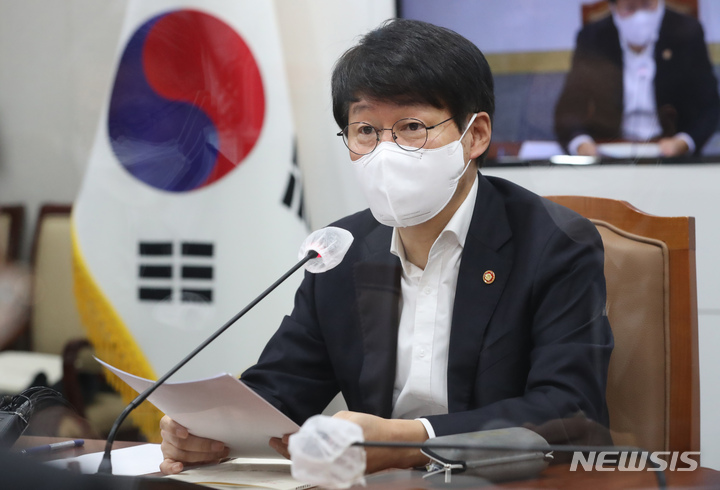 [세종=뉴시스] 강종민 기자 = 안경덕 고용노동부 장관이 24일 오전 정부세종청사에서 중대재해처벌법 시행을 앞두고 열린 전국 기관장 회의에서 중대산업재해 유형을 제시하며 기업들의 중대산업재해 예방을 강조하고 있다. 2022.01.24. ppkjm@newsis.com