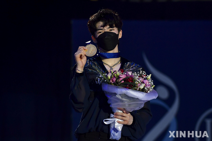 [탈린=신화/뉴시스] 차준환이 23일(현지시간) 에스토니아 탈린의 톤디라바 아이스 홀에서 열린 2022 국제빙상연맹(ISU) 4대륙선수권대회에서 우승, 시상대에 올라 금메달을 들고 포즈를 취하고 있다. 차준환은 남자 싱글 프리스케이팅에서 기술점수(TES) 86.48, 예술점수(PCS) 88.78, 합계 174.26점으로 전날 쇼트 프로그램 점수와의 합계 273.22점으로 우승해 한국 선수 사상 처음으로 4대륙 대회 메달을 따냈다. 2022.01.24.