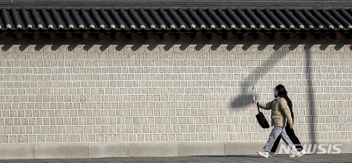 [서울=뉴시스] 정병혁 기자 = 서울 최고 날씨가 8도까지 오르는 등 비교적 포근한 날씨를 보인 지난달 24일 오전 서울 종로구 경복궁을 찾은 시민들이 이동하고 있다. 2022.01.24. jhope@newsis.com