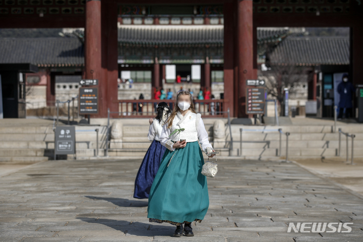 [서울=뉴시스] 정병혁 기자 = 서울 최고 날씨가 8도까지 오르는 등 비교적 포근한 날씨를 보인 지난달 24일 오전 서울 종로구 경복궁을 찾은 시민들이 사진을 찍고 있다. 2022.01.24. jhope@newsis.com
