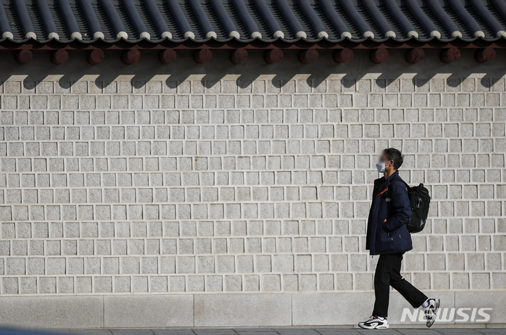 [서울=뉴시스] 정병혁 기자 = 서울 최고 날씨가 8도까지 오르는 등 비교적 포근한 날씨를 보인 지난달 24일 오전 서울 종로구 경복궁을 찾은 시민이 이동하고 있다. 2022.01.24. jhope@newsis.com