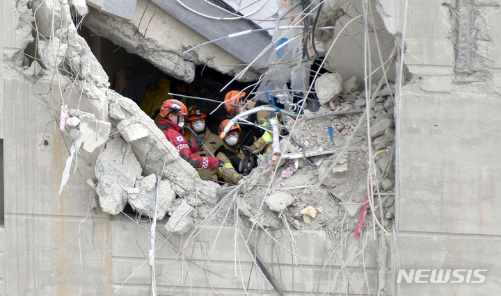 [광주=뉴시스] 류형근 기자 = 광주 서구 화정동 현대산업개발 신축 아파트 붕괴 사고 14일째인 24일 오전 구조당국 등이 22층에서 중장비를 동원해 지장물 제거 작업을 하고 있다. 2022.01.24. hgryu77@newsis.com