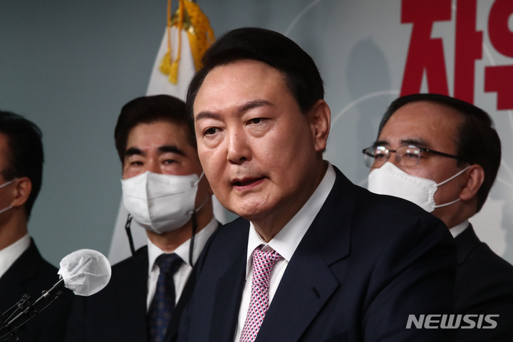 [서울=뉴시스] 국회사진기자단 = 윤석열 국민의힘 대선 후보가 24일 오전 서울 여의도 중앙당사에서 '자유·평화·번영에 기여하는 글로벌 중추국가' 외교안보 글로벌비전 발표를 마친뒤 기자들의 질문에 답변하고 있다. 2022.01.24. photo@newsis.com