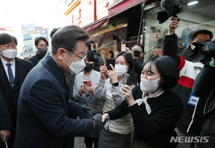 [이천=뉴시스] 국회사진기자단 = 이재명 더불어민주당 대선후보가 24일 경기도 이천시 이천중앙로문화의거리에서 열린 '매타버스, 이천 민심 속으로' 행사에 참석해 시민과 인사를 나누고 있다. 2022.01.24. photo@newsis.com