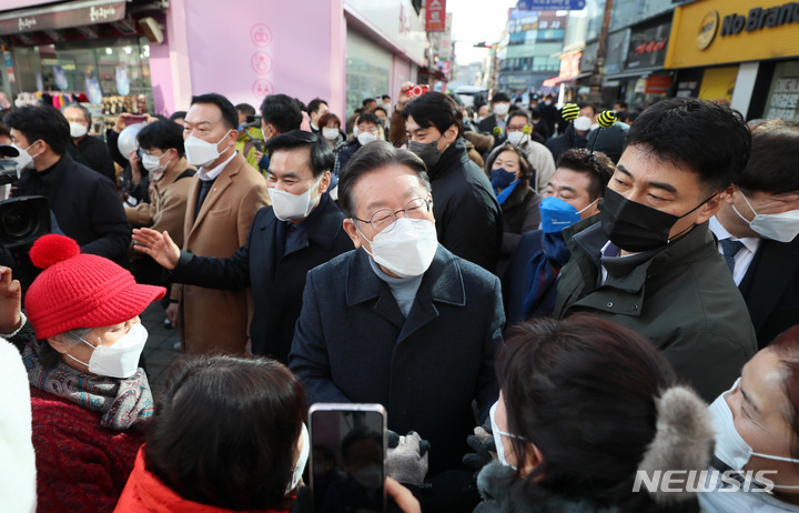 [이천=뉴시스] 국회사진기자단 = 이재명 더불어민주당 대선후보가 24일 경기도 이천시 이천중앙로문화의거리에서 열린 '매타버스, 이천 민심 속으로' 행사에 참석, 지지자들과 인사를 나누고 있다. 2022.01.24. photo@newsis.com