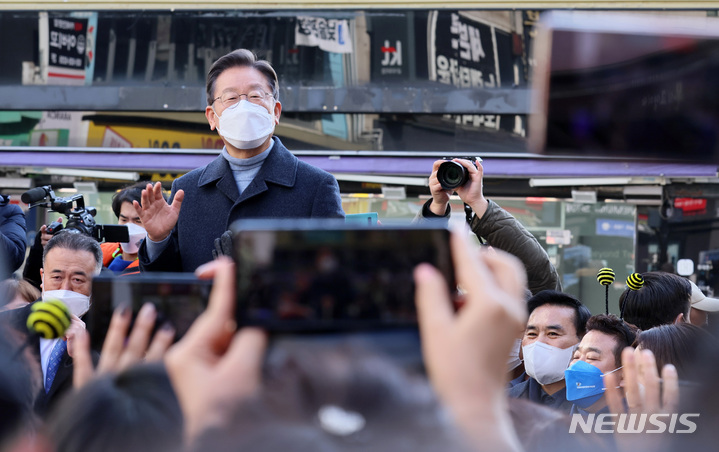 [이천=뉴시스] 국회사진기자단 = 이재명 더불어민주당 대선후보가 24일 경기도 이천시 이천중앙로문화의거리에서 열린 '매타버스, 이천 민심 속으로' 행사에 참석해 연설을 하고 있다. 2022.01.24. photo@newsis.com