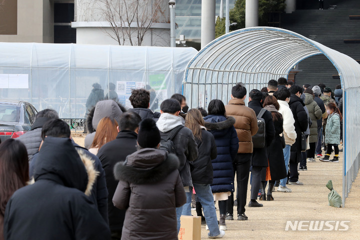 [사진=뉴시스DB]코로나19 진단검사받는 시민들. 