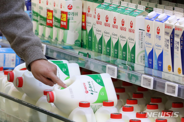 [서울=뉴시스] 백동현 기자 = 24일 오후 서울 시내 한 대형마트에서 한 시민이 우유를 고르고 있다. 2022.01.24. livertrent@newsis.com