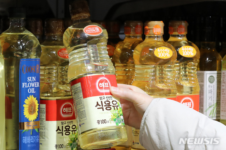 [서울=뉴시스] 백동현 기자 = 24일 오후 서울 시내 한 대형마트에서 한 시민이 식용유를 고르고 있다. 2022.01.24. livertrent@newsis.com 이 사진은 기사 내용과 직접적 관련 없음
