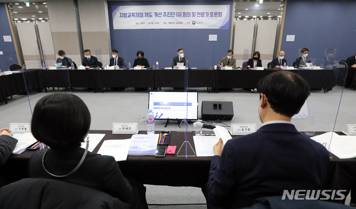 [청주=뉴시스] 강종민 기자 = 정종철 교육부 차관이 24일 오후 충북 청주 세종시티 오송호텔에서 열린 제1차 지방교육재정 제도 개선 추진단 회의에서 모두발언을 하고 있다. 2022.01.24. ppkjm@newsis.com