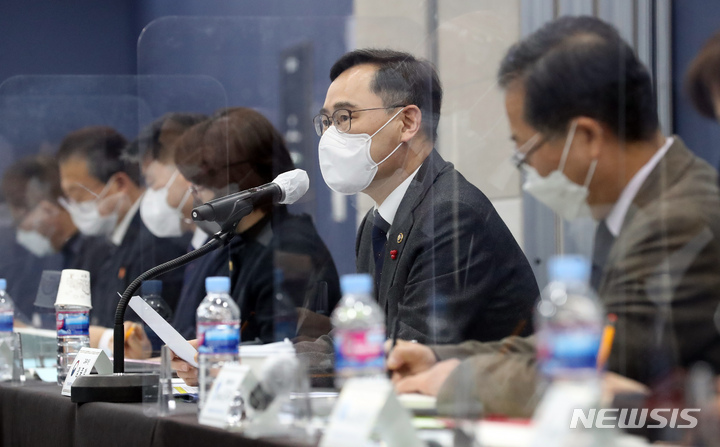 [청주=뉴시스] 강종민 기자 = 정종철 교육부 차관이 24일 오후 충북 청주 세종시티 오송호텔에서 열린 제1차 지방교육재정 제도 개선 추진단 회의에서 모두발언을 하고 있다. 2022.01.24. ppkjm@newsis.com