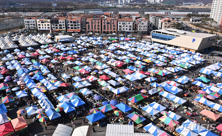[성남=뉴시스] 김종택기자 = 민족최대명절 설을 일주일 앞둔 24일 오후 경기도 성남시 모란시장에서 장을 보러온 시민들이 제수 등을 구매하고 있다. 2022.01.24. jtk@newsis.com