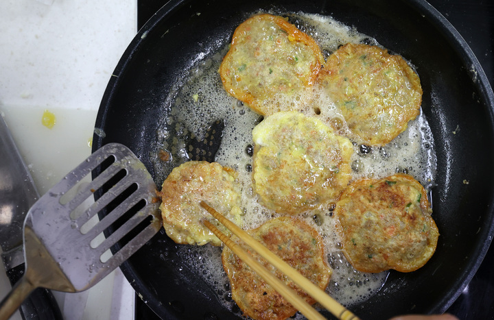 [서울=뉴시스] 김병문 기자 = 24일 오후 서울 종로구 서울노인복지센터에서 열린 '어르신의 흥나는 2022 새해 설 행사'에 참여한 어르신이 설 음식 만들기를 하고 있다. 2022.01.24. dadazon@newsis.com