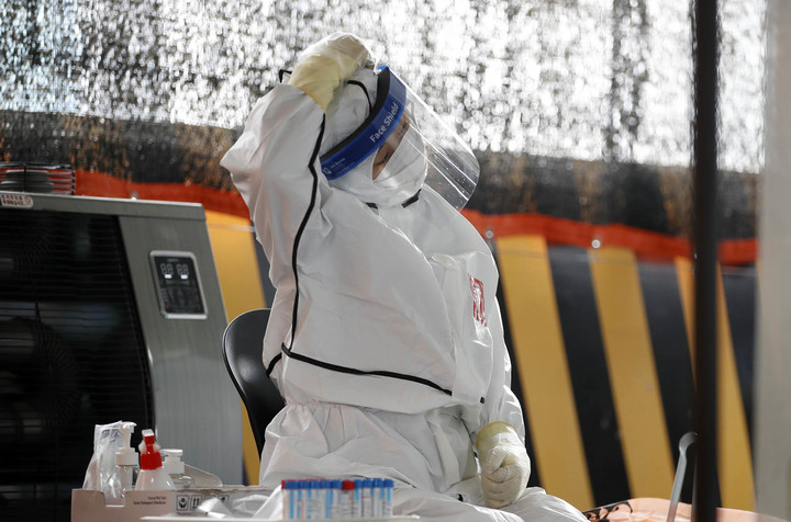 [광주=뉴시스] 변재훈 기자 = 오미크론 변이 확산에 따라 코로나19 확진 사례가 급증해 사흘째 전국 신규 감염자가 7000명 선을 기록한 24일 광주 북구 선별진료소에서 보건소 의료진이 피로를 풀고자 스트레칭을 하고 있다. (사진=광주 북구 제공) 2022.01.24. wisdom21@newsis.com *재판매 및 DB 금지