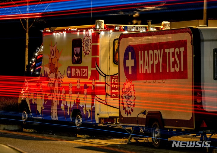[프랑크푸르트(독일)=AP/뉴시스] 지난달 24일(현지시간) 독일 프랑크푸르트 거리에서 코로나19 검사 차량이 시민들을 기다리며 대기하고 있다. 2022.02.03.