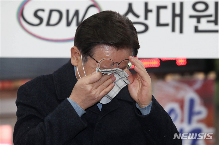 [성남=뉴시스] 김선웅 기자 = 이재명 더불어민주당 대선 후보가 24일 오후 경기 성남시 중원구 상대원시장에서 열린 '매타버스' 성남, 민심속으로! 행사에서 시민들과 만나 연설 중 눈물을 닦고 있다. (공동취재사진) 2022.01.24. photo@newsis.com