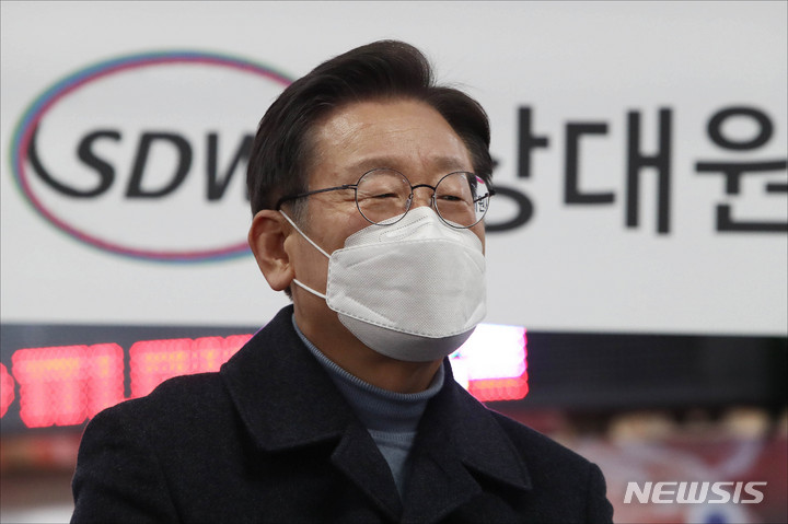 [성남=뉴시스] 김선웅 기자 = 이재명 더불어민주당 대선 후보가 24일 오후 경기 성남시 중원구 상대원시장에서 열린 '매타버스' 성남, 민심속으로! 행사에서 시민들과 만나 연설을 하고 있다. (공동취재사진) 2022.01.24. photo@newsis.com