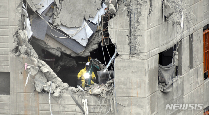 [광주=뉴시스] 류형근 기자 = 광주 서구 화정동 현대산업개발 신축 아파트 붕괴 사고 14일째인 24일 오후 구조당국 등이 22층에서 실종자 수색작업을 하고있다. 2022.01.24. hgryu77@newsis.com