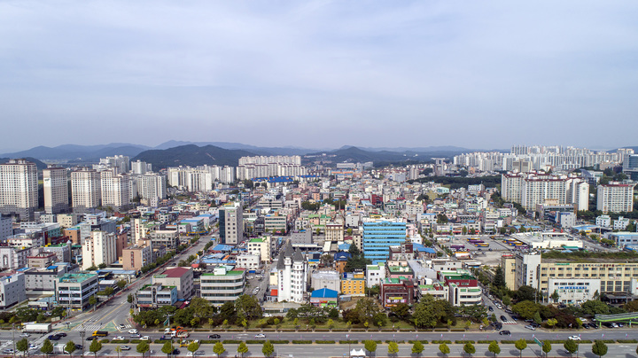 [뉴시스=공주]금강에서 바라본 공주시 전경.2022.01.25.(사진=공주시 제공) *재판매 및 DB 금지