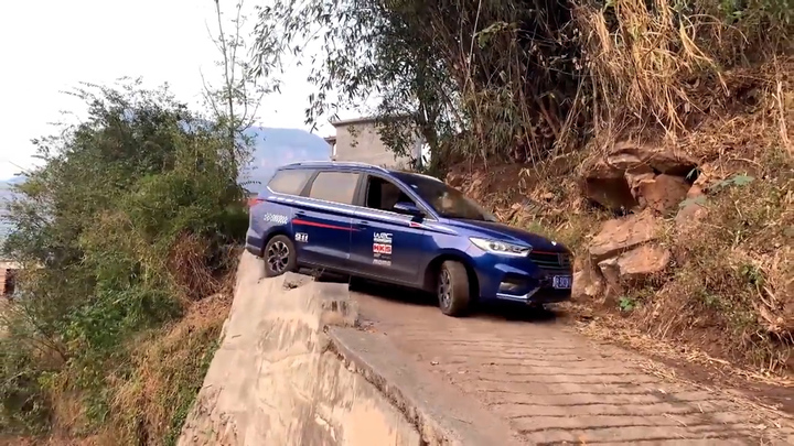 홍콩의 절벽도로에서 승합차 운전자가 곡예 유턴을 시도하고 있다. 출처: 유튜브 DrivingSkill *재판매 및 DB 금지