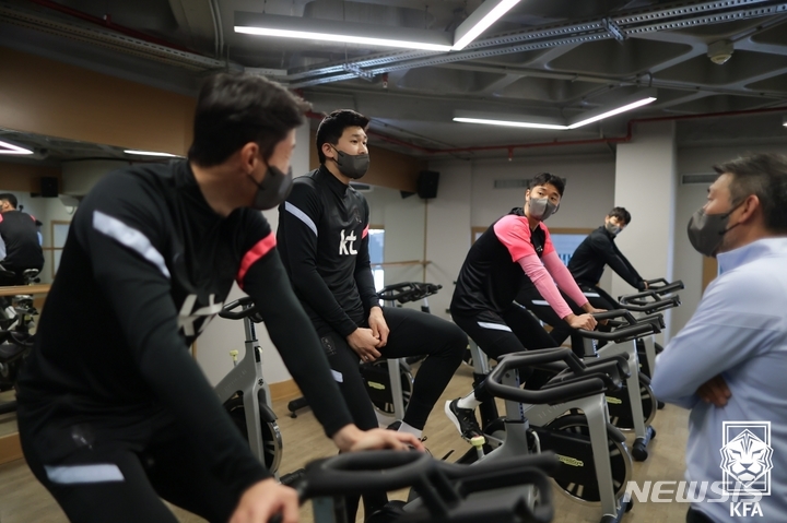 [서울=뉴시스]축구대표팀 실내 훈련. (사진=대한축구협회 제공)