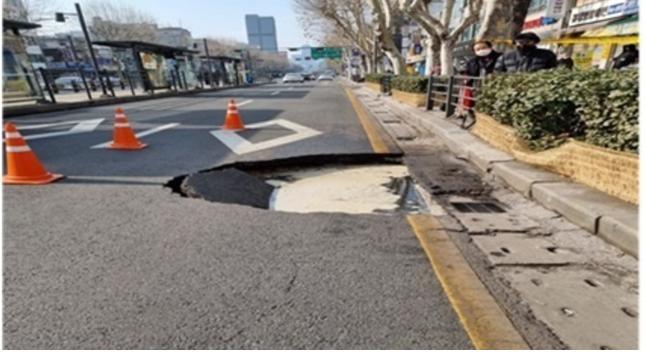[서울=뉴시스] 지난 2022년 1월 서울 종로구에서 발생한 지반침하. photo@newsis.com *재판매 및 DB 금지