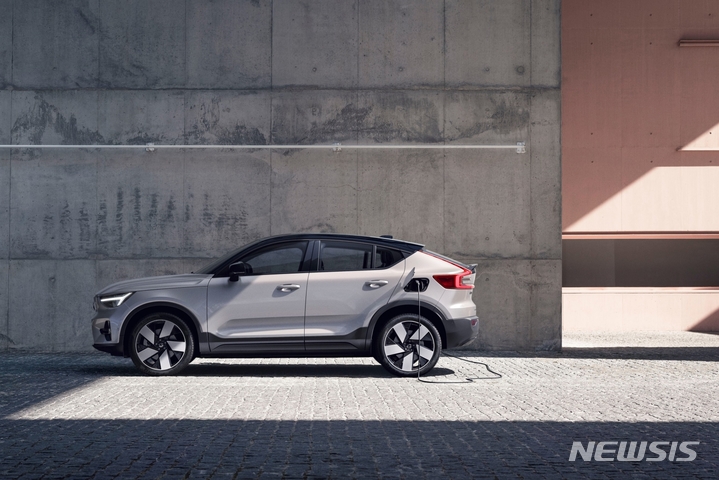 [서울=뉴시스]볼보자동차 순수 전기차 C40 리차지 (사진=볼보자동차코리아 제공)