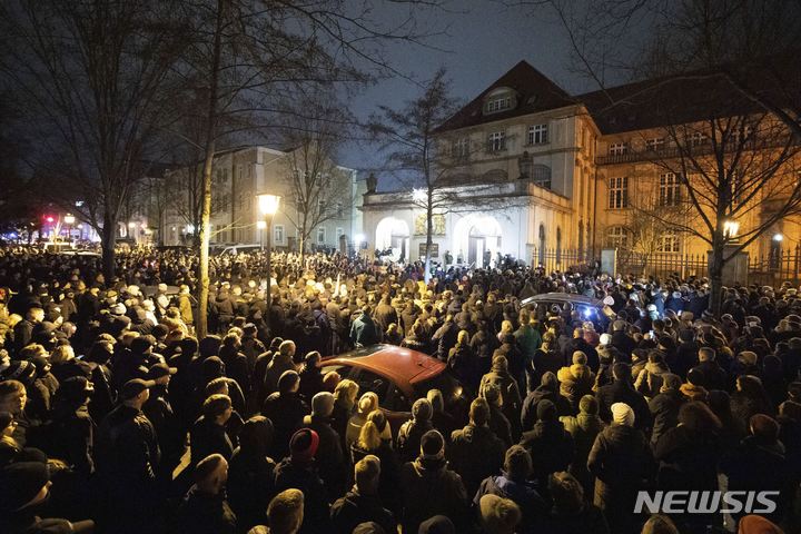 [바우첸(독일)=AP/뉴시스] 지난달 24일(현지시간) 독일 바우첸에서 코로나19 방역 조치에 반대하는 사람들이 모여 시위하고 있다. 2022.02.03.