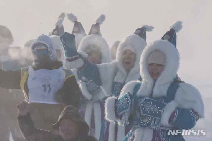 [오이먀콘=AP/뉴시스] 22일(현지시간) 러시아 극동 야쿠티아라고도 알려진 사하공화국의 오이먀콘 인근에서 영하 53도 속 세계에서 가장 추운 국제 마라톤이 열려 야쿠티아 전통 의상을 입은 여성들이 선수들을 응원하고 있다. 이 대회엔 아랍에미리트, 미국, 벨라루스 등 65명의 남녀 주자가 참가해 풀코스와 하프 코스를 달렸다. 이 마을은 인간이 거주하는 곳 중 가장 추운 곳이며 얼지 않는 물인 자연 온천이 있다. 2022.01.25.