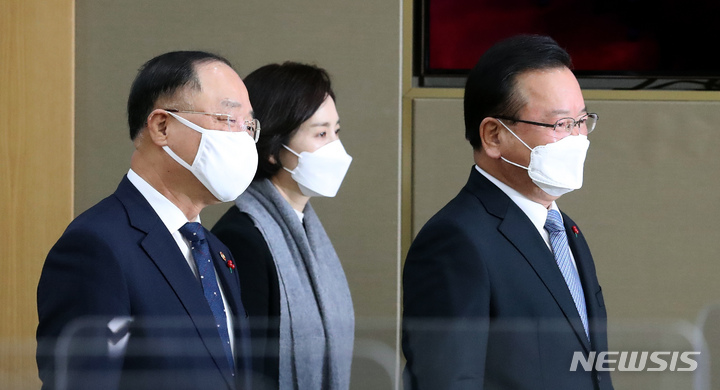 [세종=뉴시스] 강종민 기자 = 김부겸 국무총리와 홍남기 부총리 겸 기획재정부 장관, 유은혜 부총리 겸 교육부 장관이 25일 오전 정부세종청사에서 열린 국무회의에 입장하고 있다. 2022.01.25. ppkjm@newsis.com