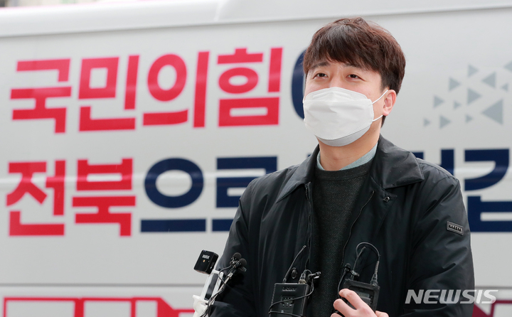 [전주=뉴시스] 김얼 기자 = 이준석 국민의힘 대표가 25일 전북 전주시 전북도의회 앞에서 열린 정책홍보 버스(윤이버스) 청년 간담회에 앞서 취재진의 질문에 답변하고 있다. (전북사진기자단 공동취재 사진) 2022.01.25. pmkeul@nwsis.com
