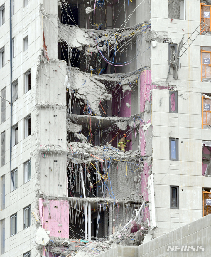 [광주=뉴시스] 류형근 기자 = 광주 서구 화정동 현대산업개발 신축 아파트 붕괴 사고 15일째인 25일 오전 구조당국 등이 31층에서 실종자 수색 작업을 하고 있다. 2022.01.25. hgryu77@newsis.com