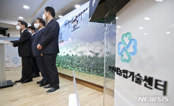 [포천=뉴시스] 국회사진기자단 = 이재명 더불어민주당 대선 후보가 25일 오전 경기 포천 농업기술센터에서 농업 공약을 발표하고 있다. 2022.01.25. photo@newsis.com