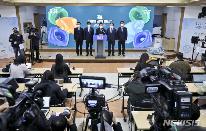 [포천=뉴시스] 국회사진기자단 = 이재명 더불어민주당 대선 후보가 25일 오전 경기 포천 농업기술센터에서 농업 공약을 발표하고 있다. 2022.01.25. photo@newsis.com