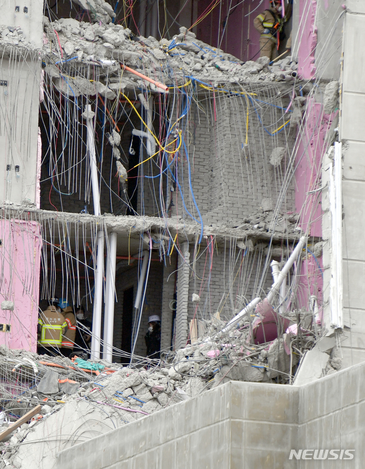 [광주=뉴시스] 류형근 기자 = 광주 서구 화정동 현대산업개발 신축 아파트 붕괴 사고 15일째인 25일 오전 구조당국 등이 29층에서 실종자 수색 작업을 하고 있다. 2022.01.25. hgryu77@newsis.com