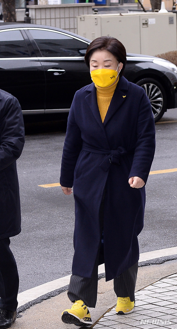 [서울=뉴시스] 국회사진기자단 = 심상정 정의당 대선 후보가 25일 서울 양천구 서울남부지법에서 열리는 더불어민주당, 국민의힘 대선 후보 양자 TV토론 방송금지 가처분 심문기일에 출석하고 있다. 2022.01.25. photo@newsis.com