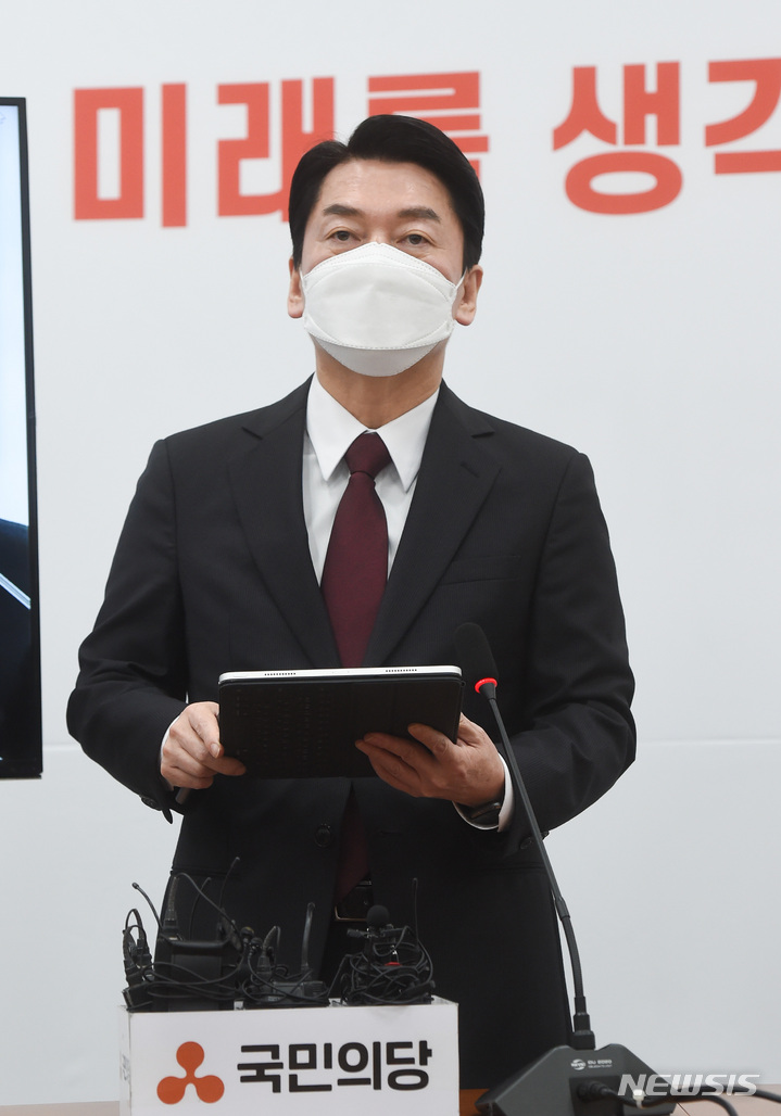 [서울=뉴시스] 전신 기자 = 안철수 국민의당 대선 후보가 25일 서울 여의도 국회에서 신년 기자회견을 하고 있다. (공동취재사진) 2022.01.25. photo@newsis.com