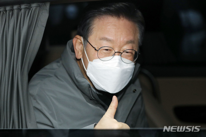 [가평=뉴시스] 최동준 기자 = 이재명 더불어민주당 대선 후보가 25일 경기 가평철길공원을 방문을 마치고 이동하며 시민과 인사하고 있다. 2022.01.25. photocdj@newsis.com