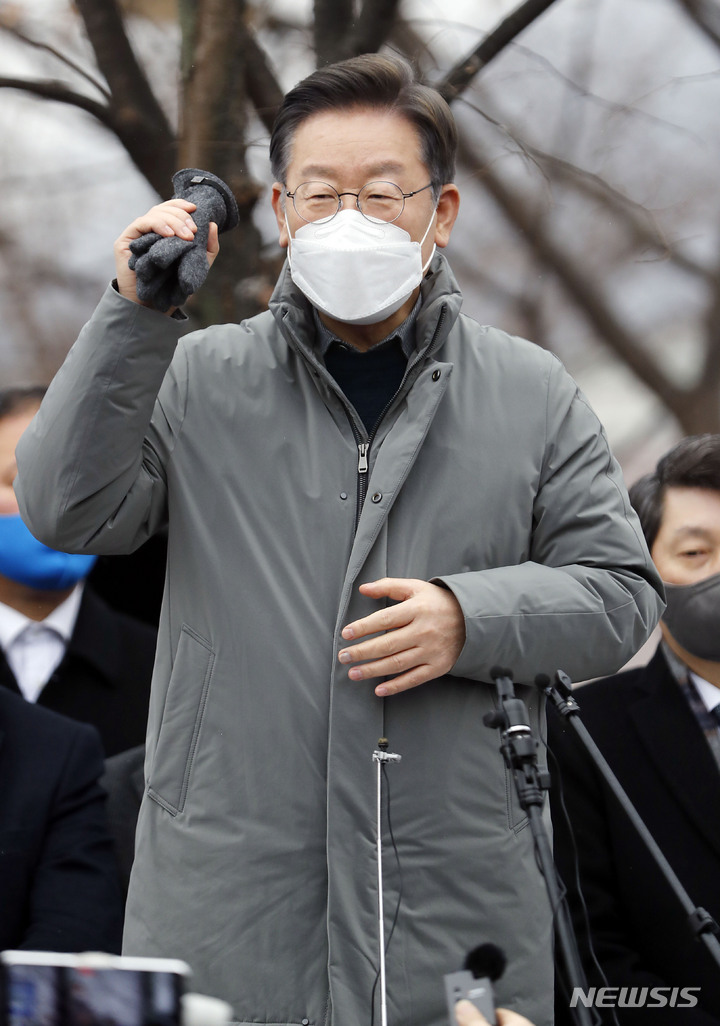 [가평=뉴시스] 최동준 기자 = 이재명 더불어민주당 대선 후보가 25일 경기 가평철길공원을 방문해 연설하고 있다. 2022.01.25. photocdj@newsis.com