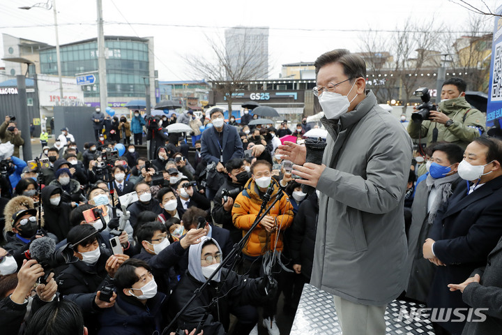 [가평=뉴시스] 최동준 기자 = 이재명 더불어민주당 대선 후보가 25일 경기 가평철길공원을 방문해 연설하고 있다. 2022.01.25. photocdj@newsis.com