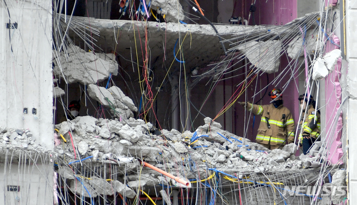 [광주=뉴시스] 류형근 기자 = 광주 서구 화정동 현대산업개발 신축 아파트 붕괴 사고 15일째인 25일 오전 구조당국 등이 30층 이상 붕괴지점에서 실종자 수색 작업을 하고 있다. 2022.01.25. hgryu77@newsis.com