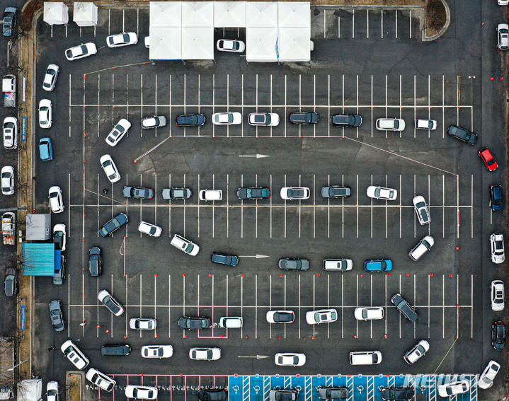 [고양=뉴시스] 권창회 기자 = 코로나19 신규 확진자가 8,571명으로 역대 최다를 기록한 25일 오후 경기 고양시 고양종합운동장 부설주차장에 마련된 드라이브 스루 임시선별검사소에서 차량들이 줄을 서 있다. 2022.01.25. kch0523@newsis.com