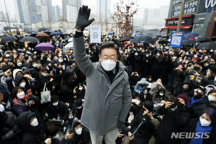 [남양주=뉴시스] 최동준 기자 = 이재명 더불어민주당 대선 후보가 25일 경기 남양주시 다산선형공원을 방문해 시민들에게 인사하고 있다. 2022.01.25. photocdj@newsis.com