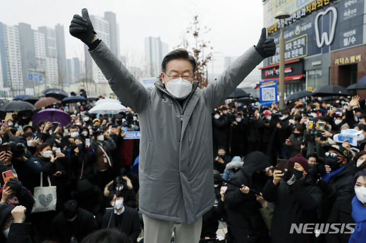 [남양주=뉴시스] 최동준 기자 = 이재명 더불어민주당 대선 후보가 25일 경기 남양주시 다산선형공원을 방문해 시민들에게 인사하고 있다. 2022.01.25. photocdj@newsis.com