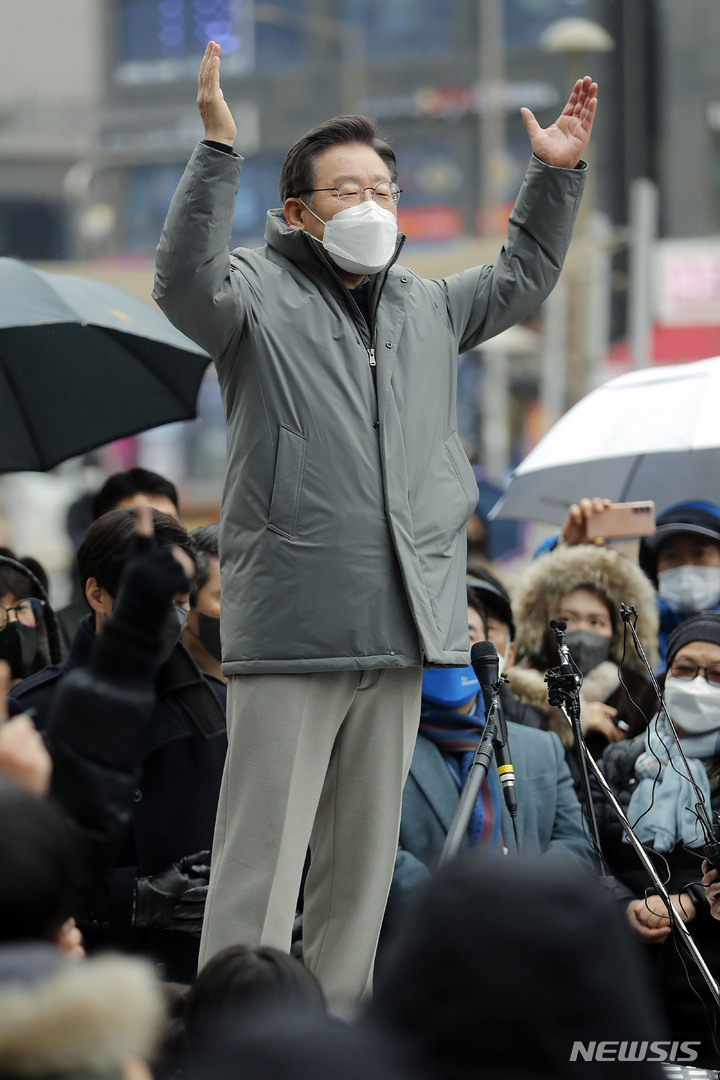 [남양주=뉴시스] 최동준 기자 = 이재명 더불어민주당 대선 후보가 25일 경기 남양주시 다산선형공원을 방문해 연설하고 있다. 2022.01.25. photocdj@newsis.com