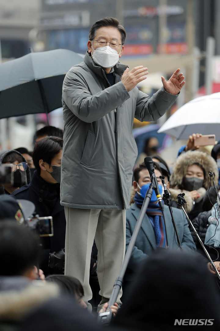 [남양주=뉴시스] 최동준 기자 = 이재명 더불어민주당 대선 후보가 25일 경기 남양주시 다산선형공원을 방문해 연설하고 있다. 2022.01.25. photocdj@newsis.com